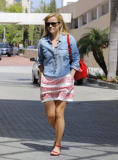 Reese Witherspoon feet photo thumbnail