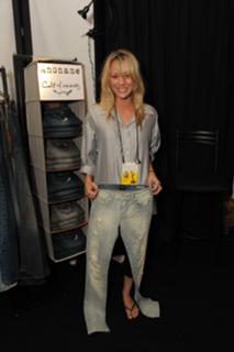 Kaley Cuoco feet photo thumbnail