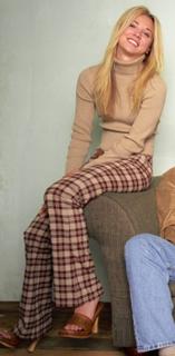 Kaley Cuoco feet photo thumbnail