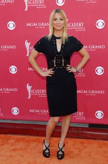 Kaley Cuoco feet photo thumbnail