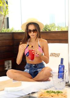 Jamie Chung feet photo thumbnail