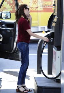Emma Roberts feet photo thumbnail