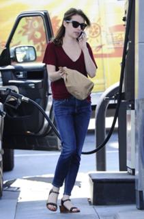 Emma Roberts feet photo thumbnail