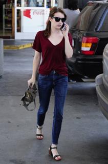 Emma Roberts feet photo thumbnail