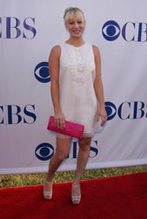 Kaley Cuoco feet photo thumbnail