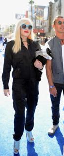 Gwen Stefani feet photo thumbnail