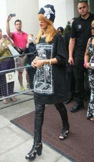 Rihanna feet photo thumbnail