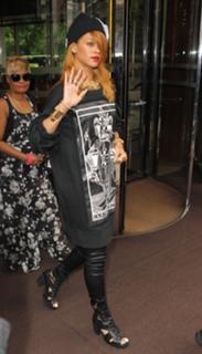 Rihanna feet photo thumbnail