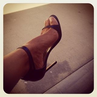 Dania Ramirez feet photo thumbnail