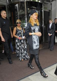 Rihanna feet photo thumbnail