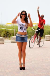 Claudia Romani feet photo thumbnail