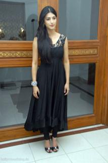 Shruti Haasan feet photo thumbnail