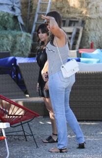 Khloé Kardashian feet photo thumbnail