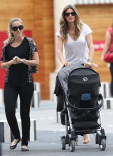 Gisele Bündchen feet photo thumbnail