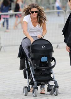 Gisele Bündchen feet photo thumbnail