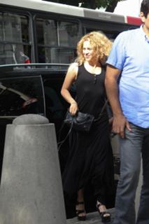 Shakira feet photo thumbnail
