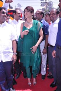 Shruti Haasan feet photo thumbnail