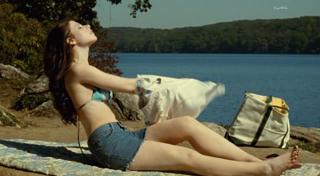 Michelle Trachtenberg feet photo thumbnail
