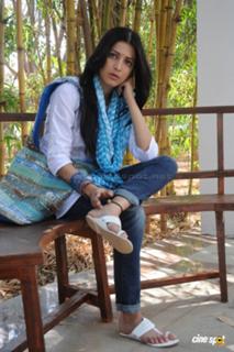 Shruti Haasan feet photo thumbnail
