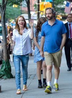 Leslie Mann feet photo thumbnail