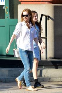 Leslie Mann feet photo thumbnail