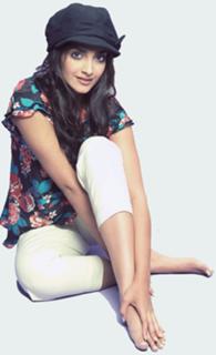 Sonam Kapoor feet photo thumbnail