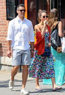 Jessica Alba feet photo thumbnail