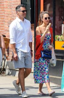 Jessica Alba feet photo thumbnail
