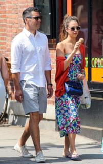 Jessica Alba feet photo thumbnail
