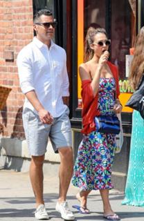 Jessica Alba feet photo thumbnail