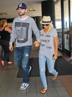 Christina Aguilera feet photo thumbnail