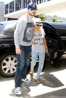 Christina Aguilera feet photo thumbnail
