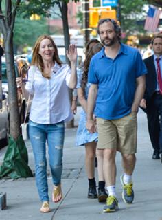 Leslie Mann feet photo thumbnail