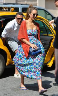 Jessica Alba feet photo thumbnail
