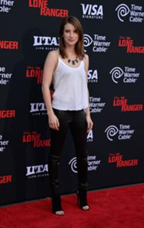 Emma Roberts feet photo thumbnail