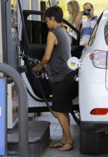 Halle Berry feet photo thumbnail