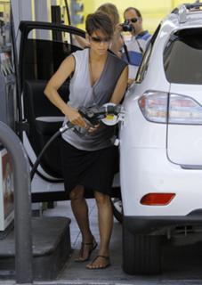 Halle Berry feet photo thumbnail
