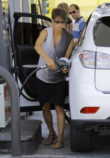 Halle Berry feet photo thumbnail