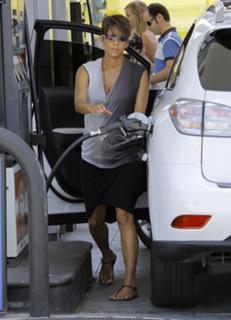 Halle Berry feet photo thumbnail