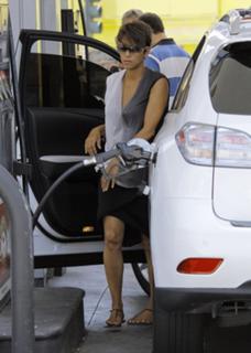 Halle Berry feet photo thumbnail