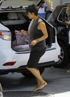 Halle Berry feet photo thumbnail