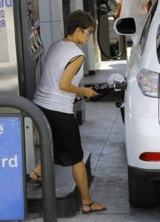 Halle Berry feet photo thumbnail