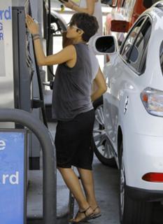 Halle Berry feet photo thumbnail