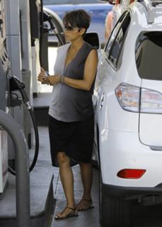 Halle Berry feet photo thumbnail