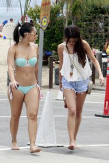 Selena Gomez feet photo thumbnail