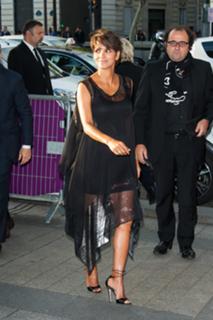 Halle Berry feet photo thumbnail