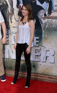 Emma Roberts feet photo thumbnail