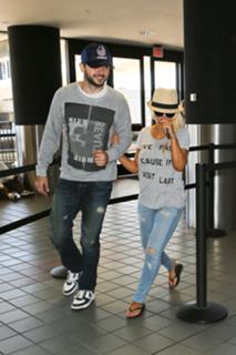 Christina Aguilera feet photo thumbnail