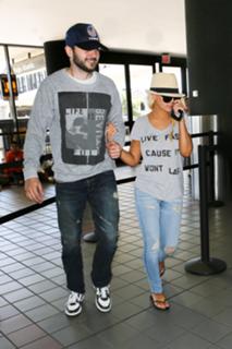 Christina Aguilera feet photo thumbnail