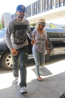 Christina Aguilera feet photo thumbnail